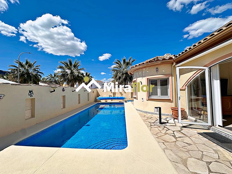 Foto 775e2f90-aced-4c57-9f1f-914d836fc6e9. Chalet avec cheminée parking piscine dans Verger (el)