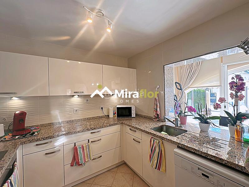 Foto 7cd22dd4-160c-4cbb-a968-c5cc5c6eebda. Chalet avec cheminée parking piscine dans Verger (el)