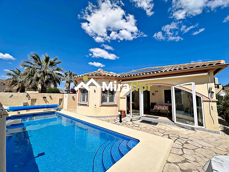 Foto 7d35c8eb-74ce-48b1-bf62-d0af7203a652. Chalet avec cheminée parking piscine dans Verger (el)