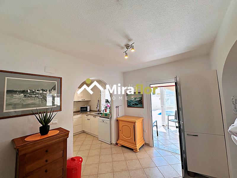 Foto ab790ec5-9733-4a4b-a476-c68b0f21ccf9. Chalet avec cheminée parking piscine dans Verger (el)