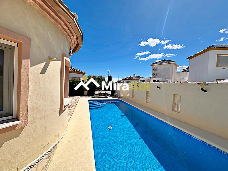 Foto cb625e0a-662c-43b8-a460-aaca02c669ae. Chalet avec cheminée parking piscine dans Verger (el)