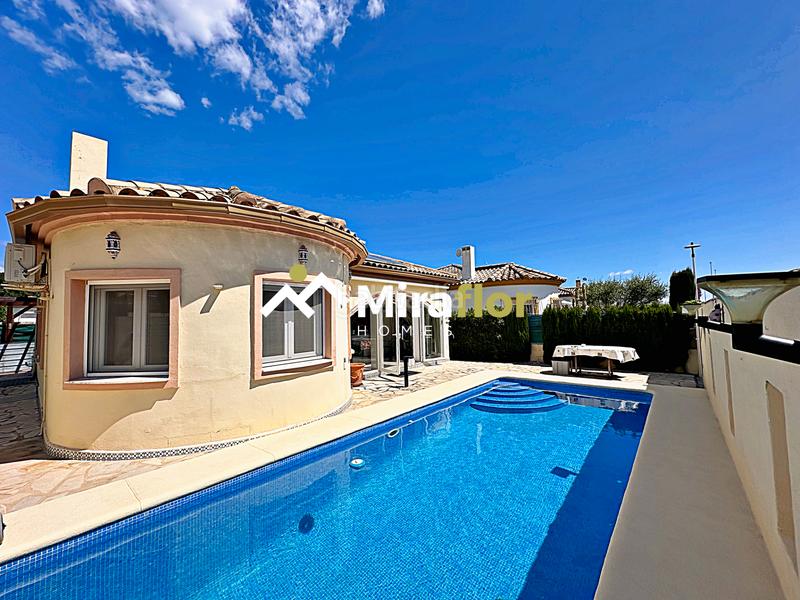 Foto d1737b63-98d5-4bd9-ac56-359f4be09466. Chalet avec cheminée parking piscine dans Verger (el)