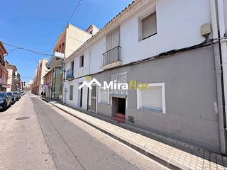 Casa aparellada en Centro Urbano. Encantadora casa de pueblo (planta baja) con patio en denia.