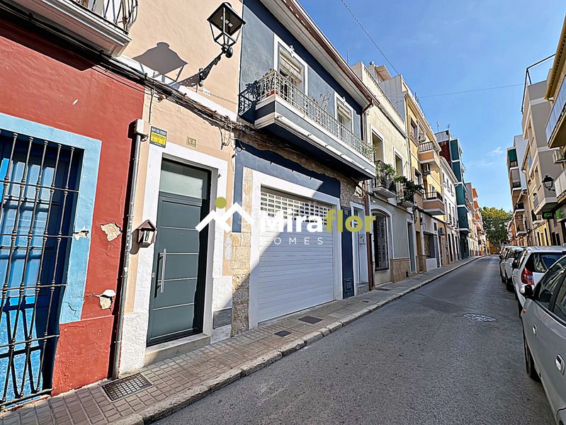 Foto 8f2f64e1-b0a4-42e5-a6ca-75795a0eae2b. Casa adossada amb xemeneia calefacció aparcament a Dénia