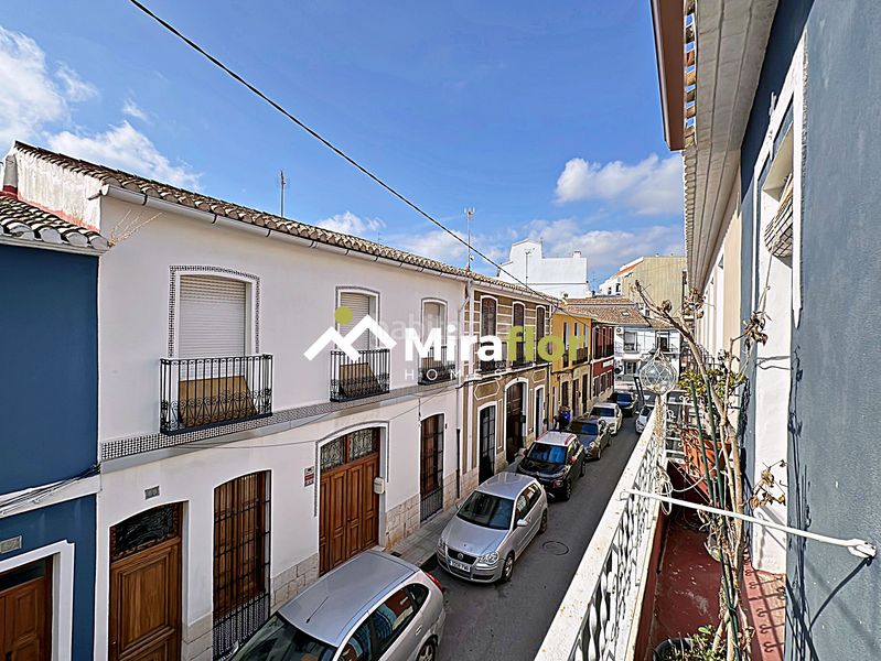 Foto fe17bffd-39f8-4a85-89ab-b213bf304926. Casa adossada amb xemeneia calefacció aparcament a Dénia