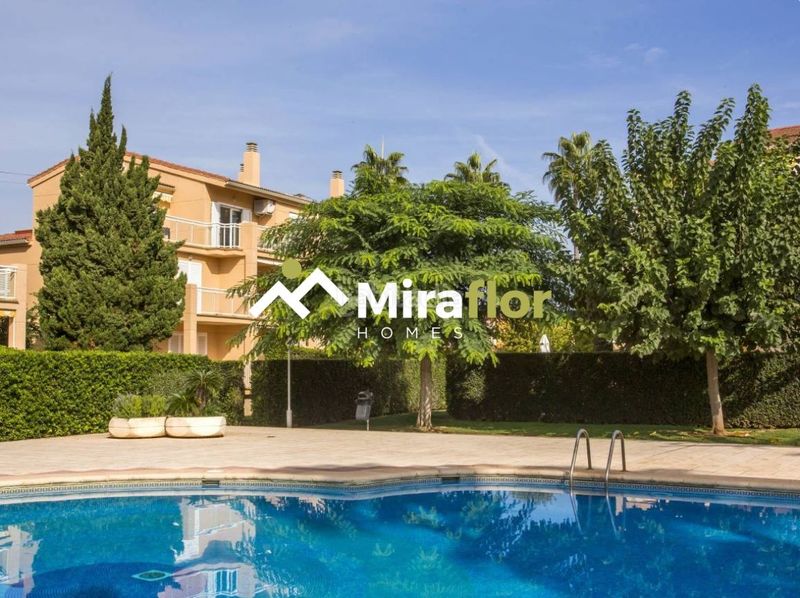 Foto c690a3a9-516f-4dca-98d4-05f7bd826279. Apartament amb aparcament piscina a El Puerto Dénia
