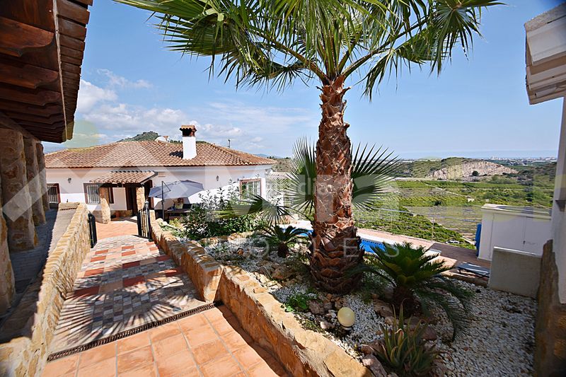 Foto 40fde093-f1ca-49e2-83ed-2ccf10181055. Chalet with fireplace heating parking pool in Font d´en Carròs (la)