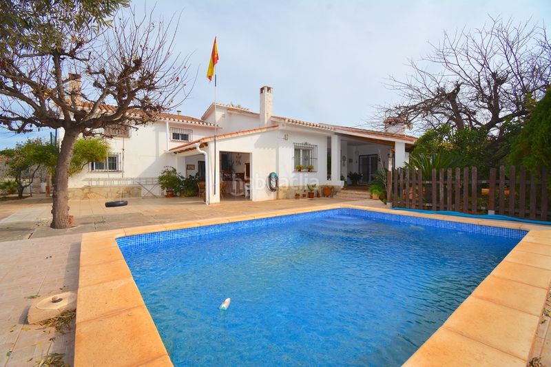 Foto 15eb1123-151b-41e5-8a3e-bbeeaa00a1a6. Xalet amb xemeneia calefacció aparcament piscina a Dénia