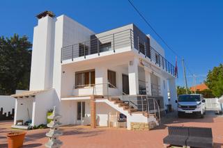 Xalet en El Montg. Chalet de diseo moderno con vistas al mar en dnia.