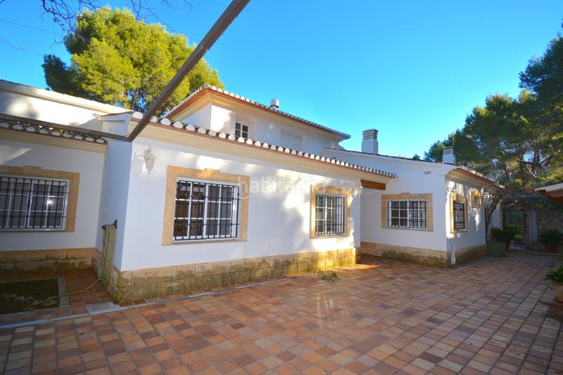 Foto e94dfab0-c1e1-4430-bbed-a94ec3960637. Chalet espectacular chalet en el montgó con vistas al mar y gran parcela de 4.164m2 con pista de tenis a un paso del centro de la ciudad en Dénia