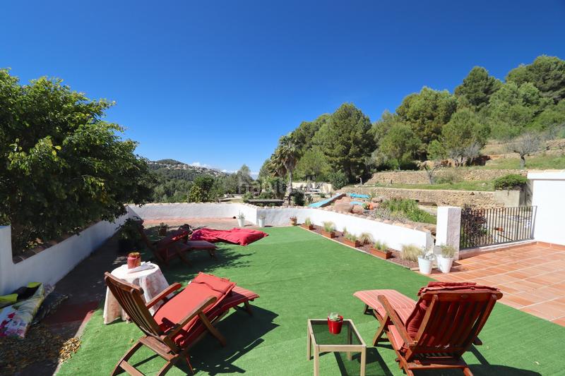Foto f7c4c21f-a6c4-41c5-af39-c13f77e44a8c. Chalet villa en enclave único con gran parcela frente al valle de Jesús Pobre en Dénia