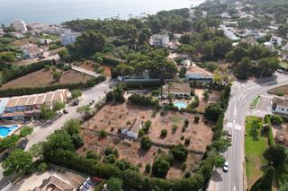 Chalet en Montañar-El Arenal. Terreno con casa rústica y amplia parcela cerca de la playa en c