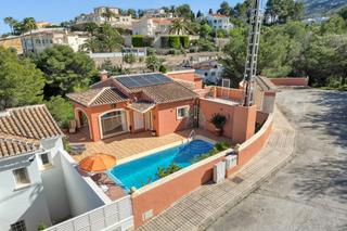 Xalet en El Montg. Preciosa y acogedora villa en venta en denia, situada en una tra