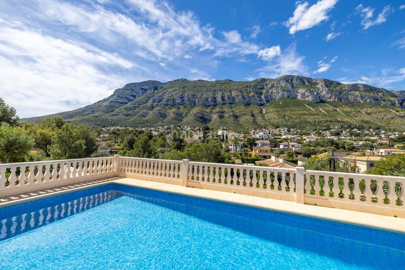 Foto 0863be0c-724e-41ae-bb0a-73290e60fc02. Chalet en venta en denia este acogedor y soleado chalet de estilo rústico, con unas vistas impresionantes al montgó en Dénia