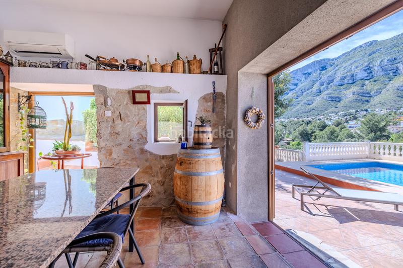 Foto 0df1d474-39c9-4f42-8ca9-eca4eab3e2e4. Chalet en venta en denia este acogedor y soleado chalet de estilo rústico, con unas vistas impresionantes al montgó en Dénia