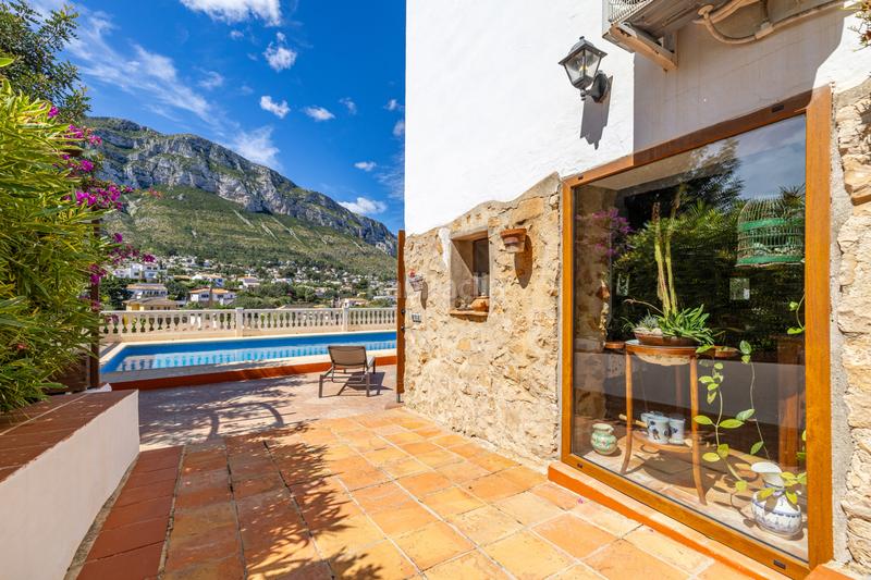 Foto 0f062690-eb2e-4ab1-8d24-5538113a333b. Chalet en venta en denia este acogedor y soleado chalet de estilo rústico, con unas vistas impresionantes al montgó en Dénia