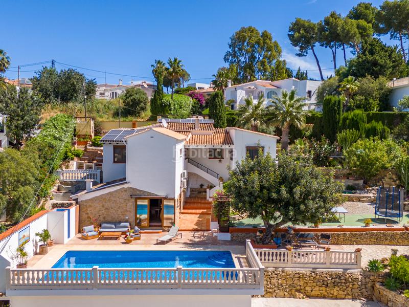 Foto 33d0cdd7-f12a-4253-9e7d-fe0e92a064a6. Chalet en venta en denia este acogedor y soleado chalet de estilo rústico, con unas vistas impresionantes al montgó en Dénia
