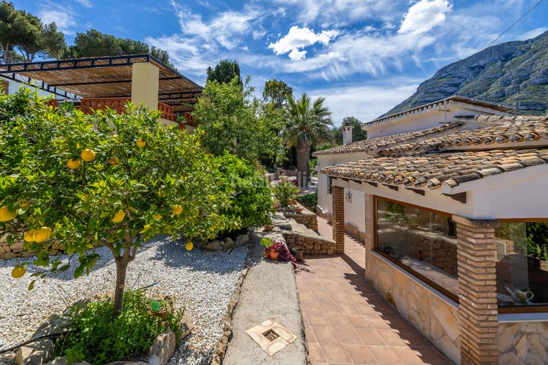 Foto 4f1bf36e-0849-4b06-a024-190543a54a1d. Chalet en venta en denia este acogedor y soleado chalet de estilo rústico, con unas vistas impresionantes al montgó en Dénia