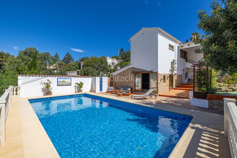 Foto 9a72a61d-7544-4037-95ab-b55e23fbbac2. Chalet en venta en denia este acogedor y soleado chalet de estilo rústico, con unas vistas impresionantes al montgó en Dénia