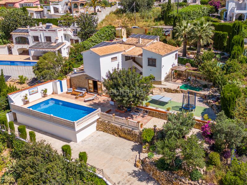 Foto a59617e4-7340-41e9-a7ca-ac8e52459373. Chalet en venta en denia este acogedor y soleado chalet de estilo rústico, con unas vistas impresionantes al montgó en Dénia