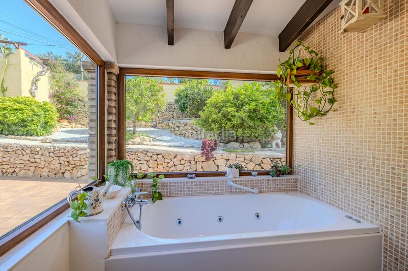 Foto b30030a1-381d-4528-9b51-0dbda8cca8d4. Chalet en venta en denia este acogedor y soleado chalet de estilo rústico, con unas vistas impresionantes al montgó en Dénia