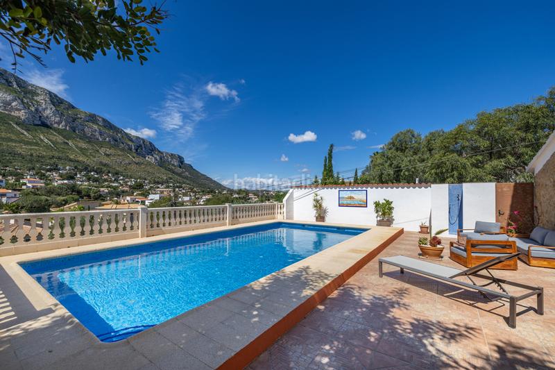 Foto b8dd7aae-1e44-4f21-918e-043ad5dff2da. Chalet en venta en denia este acogedor y soleado chalet de estilo rústico, con unas vistas impresionantes al montgó en Dénia
