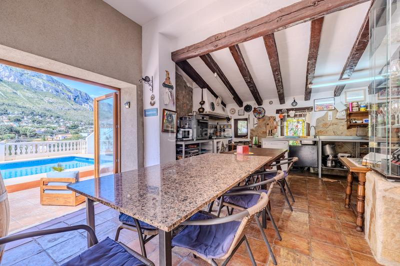 Foto ce91e75c-1b49-4c1e-b957-3197591cfffe. Chalet en venta en denia este acogedor y soleado chalet de estilo rústico, con unas vistas impresionantes al montgó en Dénia