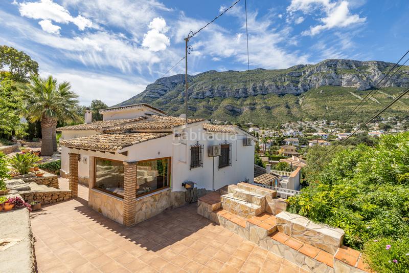 Foto e432d477-958f-4ef3-9d22-7a86fc4e5b19. Chalet en venta en denia este acogedor y soleado chalet de estilo rústico, con unas vistas impresionantes al montgó en Dénia