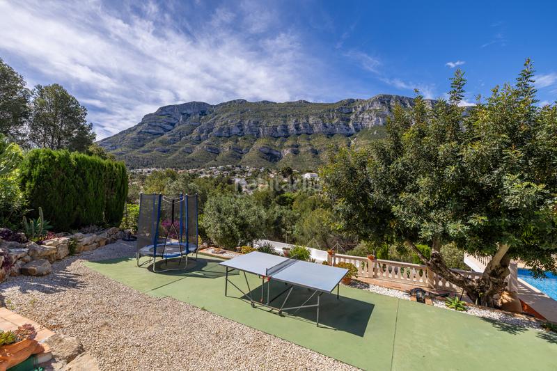 Foto e8bfcde2-6341-4e32-b3a8-87132df76342. Chalet en venta en denia este acogedor y soleado chalet de estilo rústico, con unas vistas impresionantes al montgó en Dénia