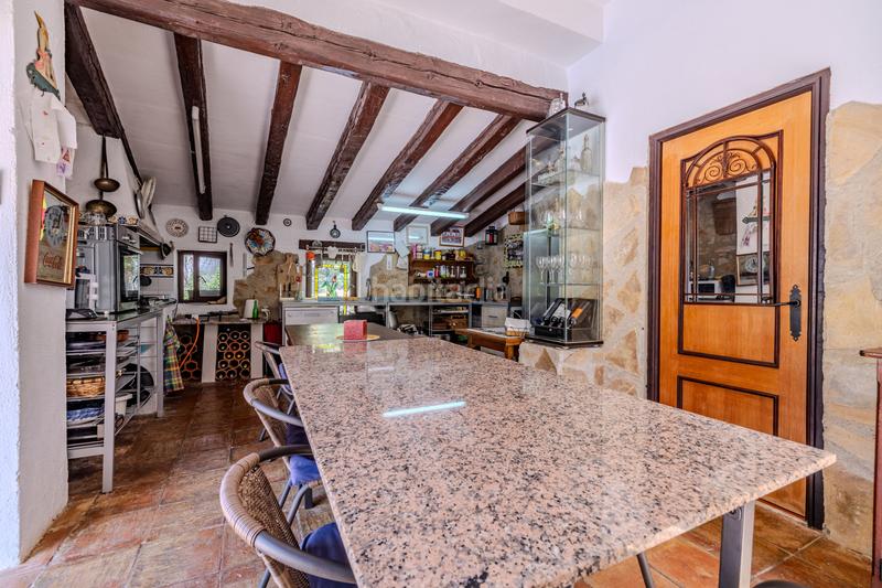 Foto e92a9316-1e25-4f90-aa3d-5d04c59a23b2. Chalet en venta en denia este acogedor y soleado chalet de estilo rústico, con unas vistas impresionantes al montgó en Dénia