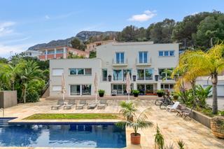 Xalet en El Montg. Preciosa villa moderna construida en el ao 2003 con materiales