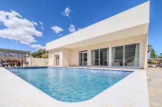 Chalet en La Pedrera-Vessanes. Villa moderna con magníficas vistas a la montaña y al mar en ven