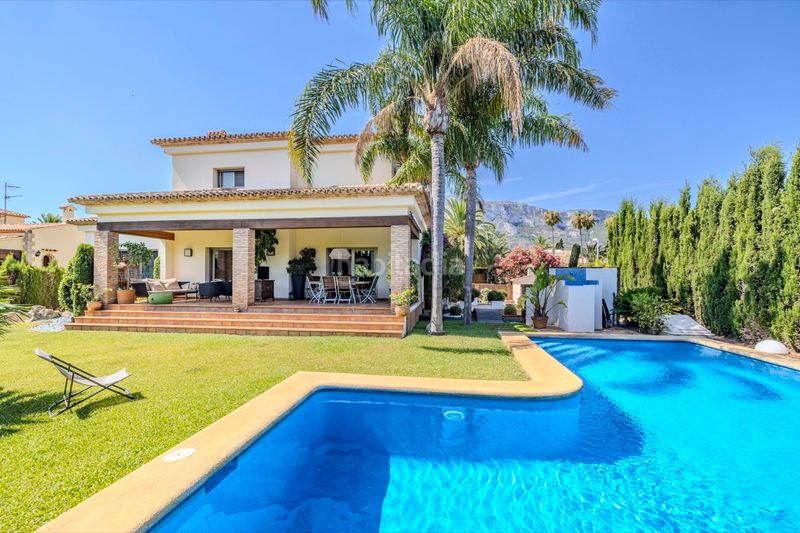 Foto a4cd4332-35d4-4ab4-99ef-826cb24ae4cc. Xalet amb xemeneia calefacció aparcament a El Montgó Dénia