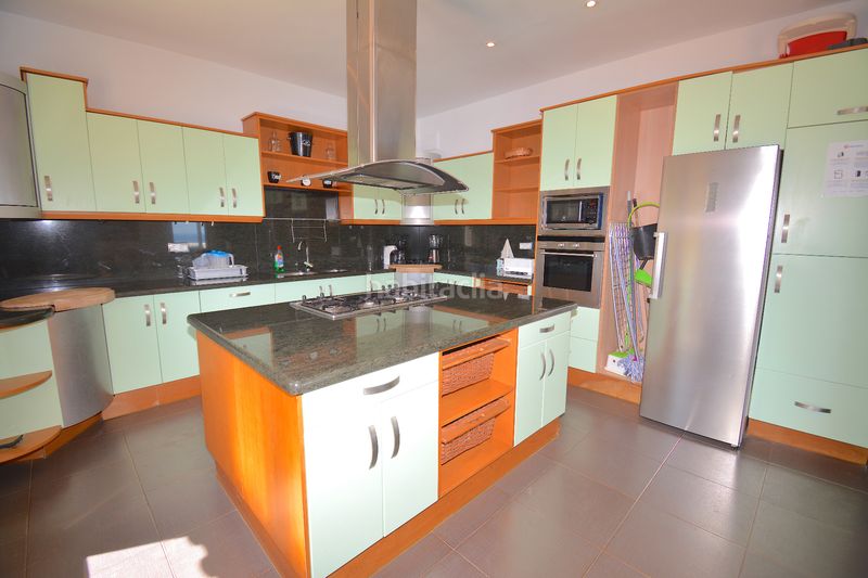 Foto cfff1769-bad6-4e9f-8b3c-be328e808f89. Xalet amb xemeneia calefacció aparcament piscina a Xàbia