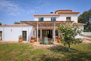 Chalet in La Sella. Espectacular villa con piscina, garaje y jardín frutal en entorn