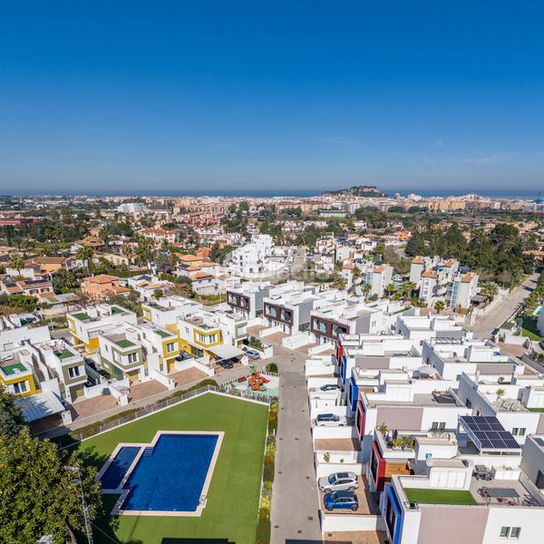 Foto 1235298a-7e9e-421d-a6ee-8287a8e0fa0a. Casa aparellada amb aparcament piscina a El Montgó Dénia
