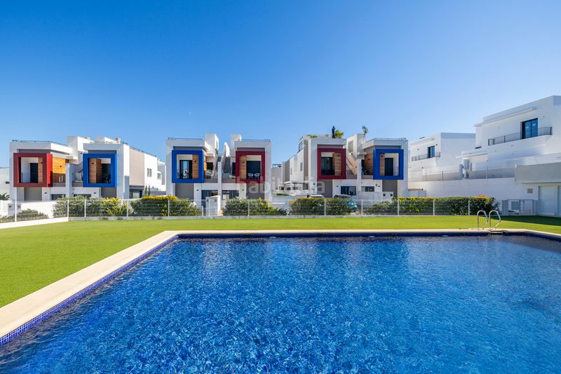 Foto ba7e37b1-13ca-4770-b776-5f89d49b0a4f. Casa aparellada amb aparcament piscina a El Montgó Dénia