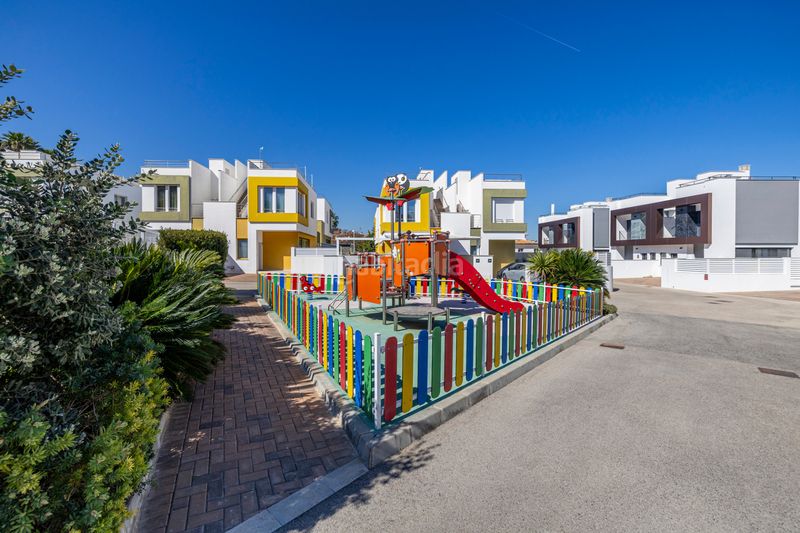 Foto bca55e04-e35a-404c-a9a0-00de84e4babd. Casa aparellada amb aparcament piscina a El Montgó Dénia