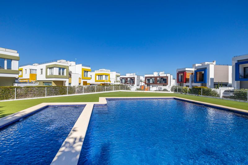 Foto c4bf0da0-de78-4f0a-8b2c-44607145e778. Casa aparellada amb aparcament piscina a El Montgó Dénia