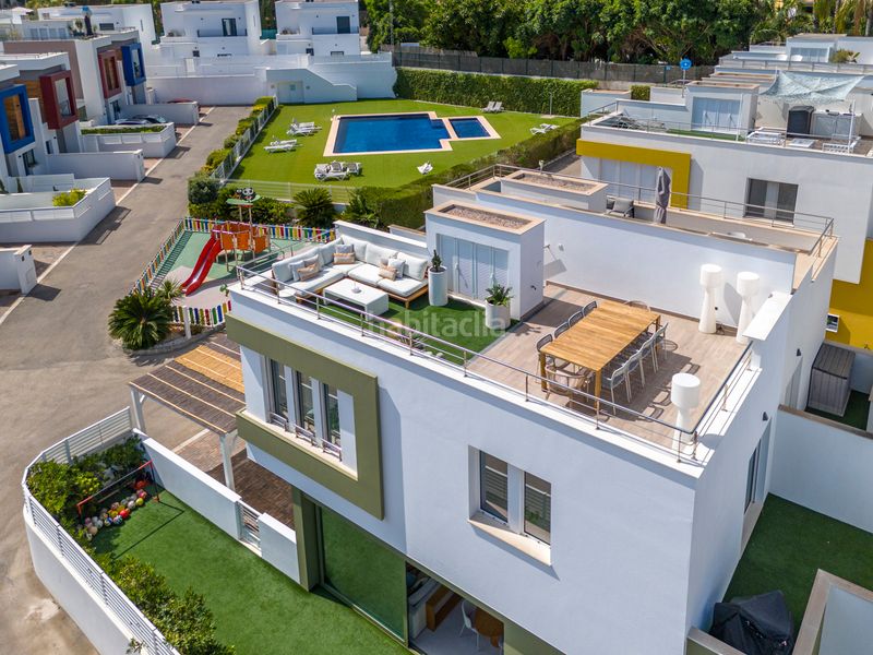 Foto f46704e5-e88d-4b88-8f13-5f983f4d1416. Casa aparellada amb aparcament piscina a El Montgó Dénia