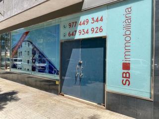 Local commercial à Avinguda de cristòfol colom 58. Se vende local con gran fachada comercial en tortosa.