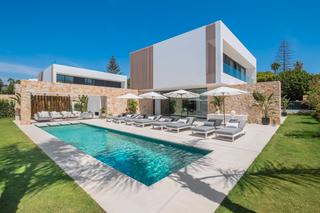 Chalet en Puerto Banús. Villa en urb.cortijo blanco de marbella, a 3 minutos de la playa