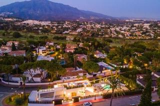 Casa  Avenida del prado. Magnifica villa en urbanización valle del golf de  nueva andaluc