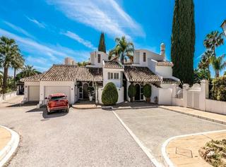 Casa adossada a Bahía de Marbella. Adosada en urb.los monteros playa con vistas parciales al mar,3d