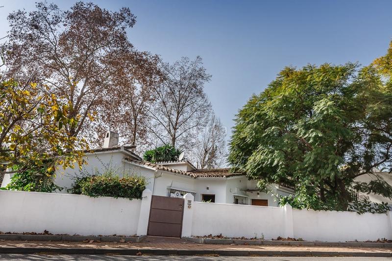 Foto 16016e95-6314-47c2-84ed-da7e736f20b9. Chalet  indendiente en una planta,se puede hacer una 2a planta, parking 2 coches y vistas golf en urb.Guadalmina Alta- en Marbella