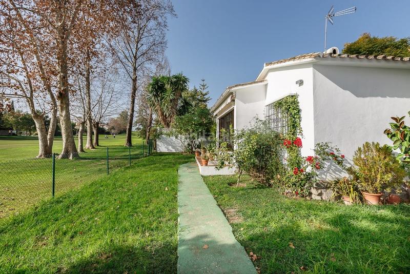 Foto d72920a5-a57e-4176-9997-6d90fd30d4e2. Chalet  indendiente en una planta,se puede hacer una 2a planta, parking 2 coches y vistas golf en urb.Guadalmina Alta- en Marbella