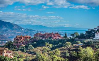 Terreny residencial a Ojén. Parcela urbana con licencia y proyecto para villa lujo.