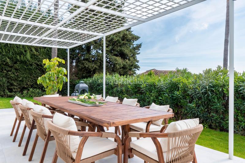 Foto edb82b22-2294-46dc-8452-9c5809756f4a. Chalet mit parking pool in Nueva Andalucía centro Marbella