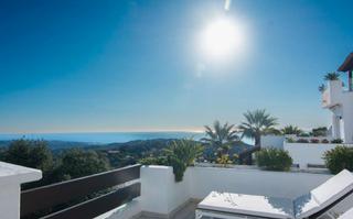 Apartament a Ojén. Apartamento reformado con vistas al mar en urb.la mairena junto
