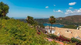 Xalet a Istán. Chalet independiente con jardin y piscina privada y con vistas a